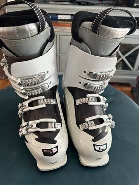 salomon idol sport ski boots 7 Back for another great year the Salomon Idol 85 CS Ski Boots are a great highperformance and allmountain boot designed specifically for the advanced skier Boasting performance and comfort these boots are simply amazing They have a Bi Material PU lower shell and upper cuff which offer improved leg wrapping and progressive flex The Custom Shell is a technological marvel and these boots shine with them The Custom Shell allows the boot to mold around the foot by utilizing a plastic material called Kaprolene This reduces foot pain fatigue and many other issues that may plague skiers For added comfort and style there is faux fur and a womens liner that is specifically adapted to a womans heel and calf Easy closure single canting and heel and toe removable din pads adds to the features that make this Salomon Idol 85 CS Ski Boots absolutely outstanding Finally the My Custom Fit Sport Liner is a thermoformable foam providing personalized comfort and plenty of warmthSalomon Idol 85 CS Ski Boots Womens Specs Weight 3900 245 Flex 85 Strap 35 Last 100106 Technology Custom Shell World Cup Advanced Shell TechnologyShell Cuff Bi Material PU Lower Shell BiMaterial PU Upper Cuff Technologies Custom Shell World Cup Advanced Shell Technology Adjustment 1st Tooth Catch Single Canting Heel and Toe Removable Din Pads Liner My Custom Fit Sport Buckles 4 Micro Titanium Buckles Faux Fur Women Liner Women Heel Wedge Women Calves Adjustment Used Salomon IDOL ENERGIZER 80